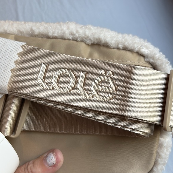 Lole Beige Fleece Belt Bag - NWT shoulder bag - Picture 8 of 9